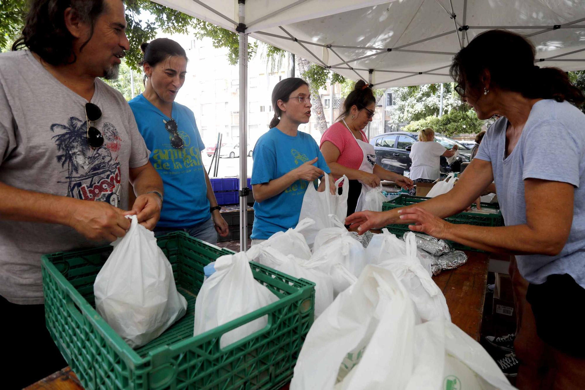 Amigos de la calle reparte comida en ocho rutas ante el incesante calor.