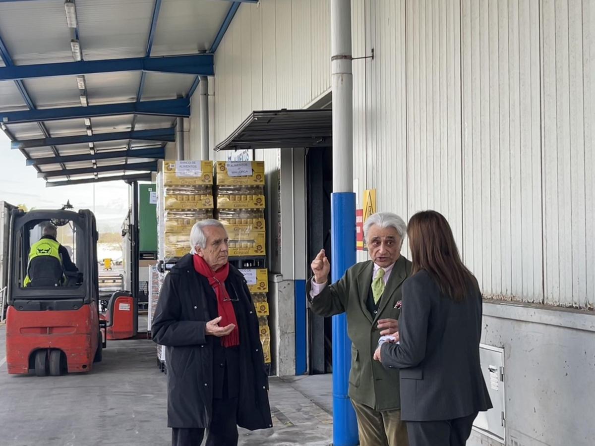 Un momento de la entrega al Banco de Alimentos con Raimundo Montis y Sión Riera.