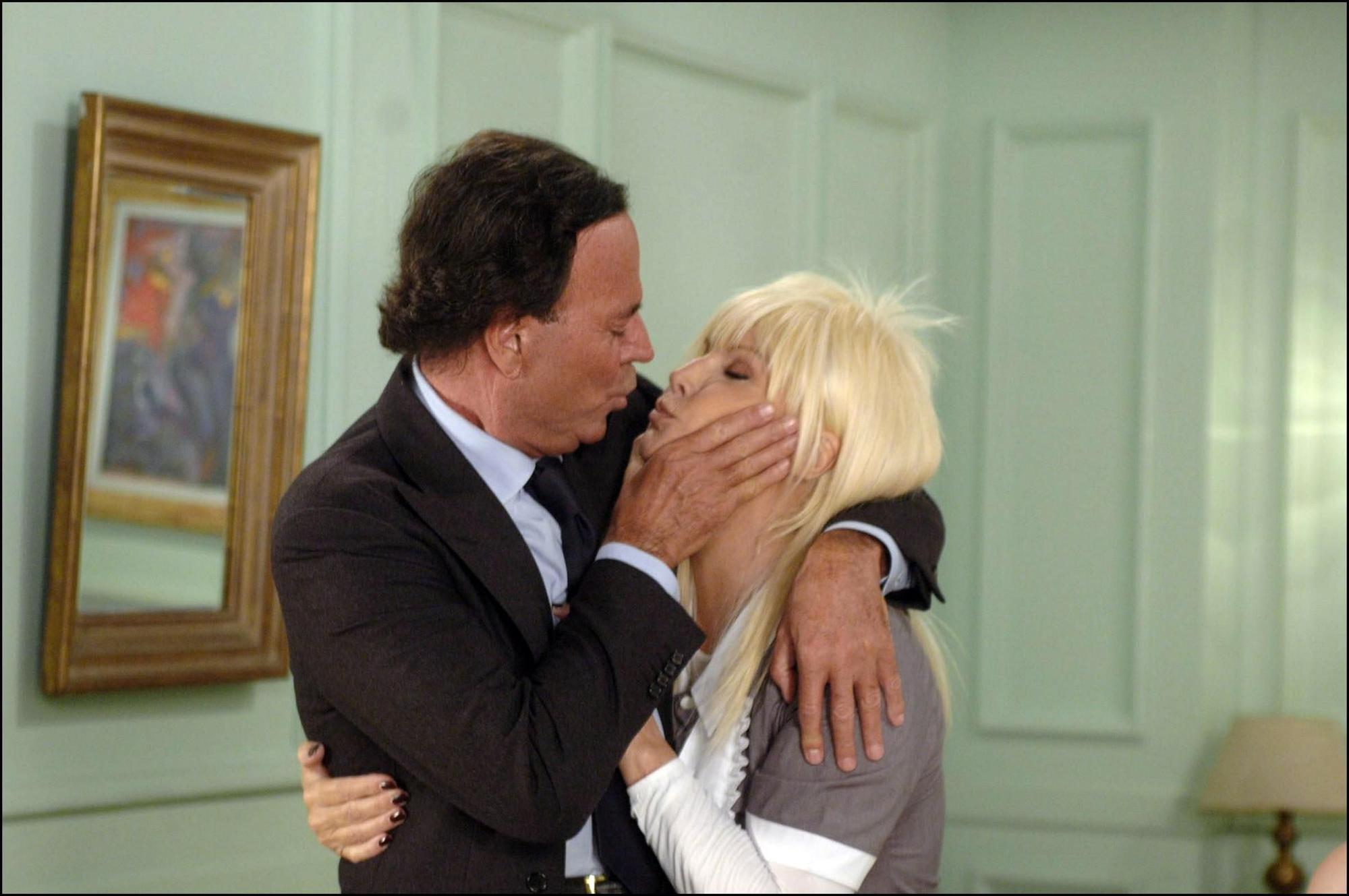 Julio Iglesias con la presentadora Susana Gimenez