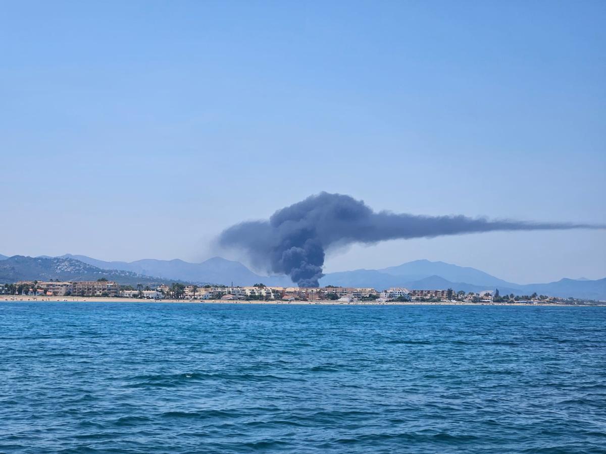Las imágenes del incendio en el desguace de El Verger