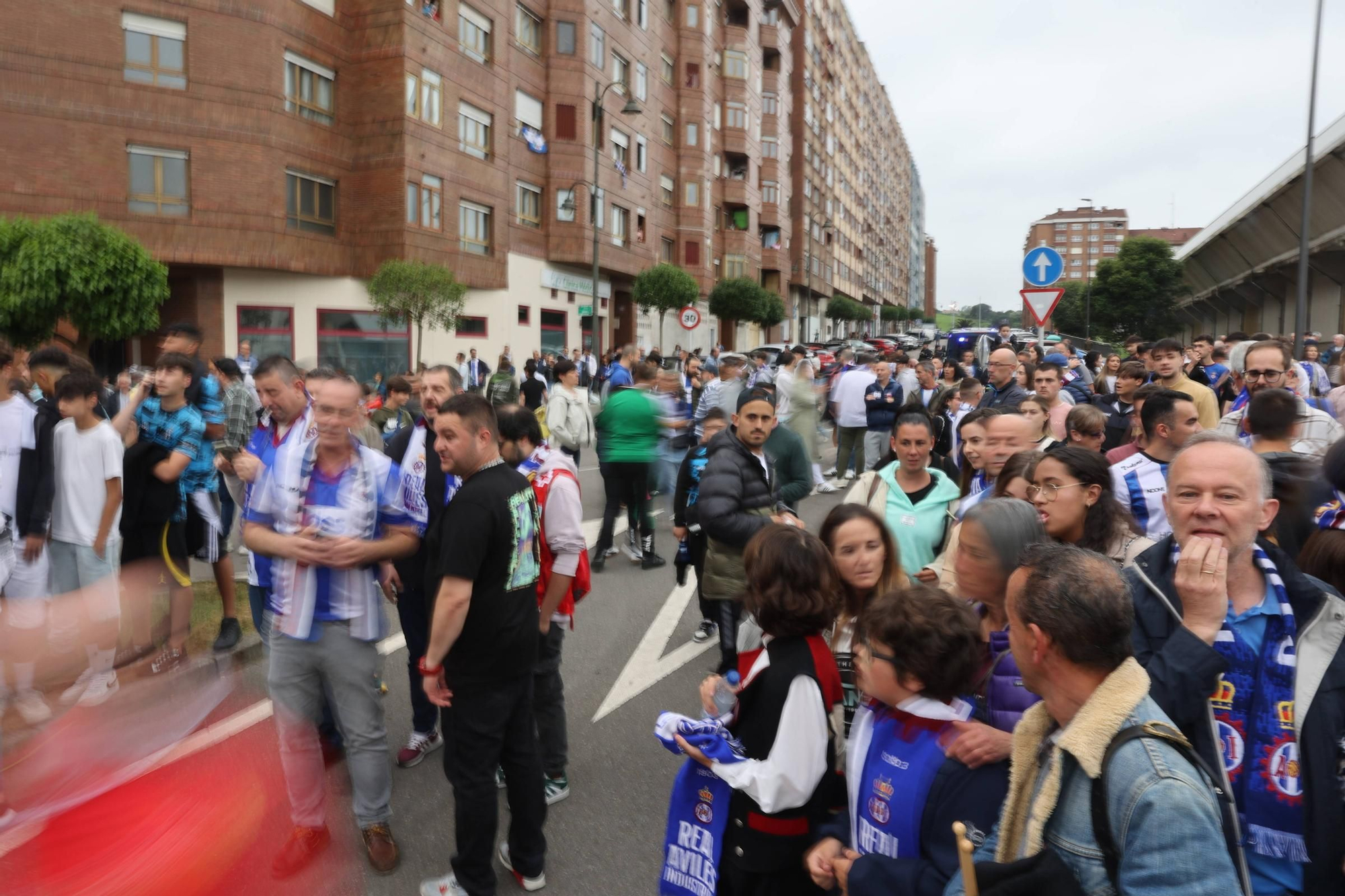 EN IMÁGENES: Avilés se tiñe de blanquiazul para la final por el ascenso ante el Rayo Majadahonda