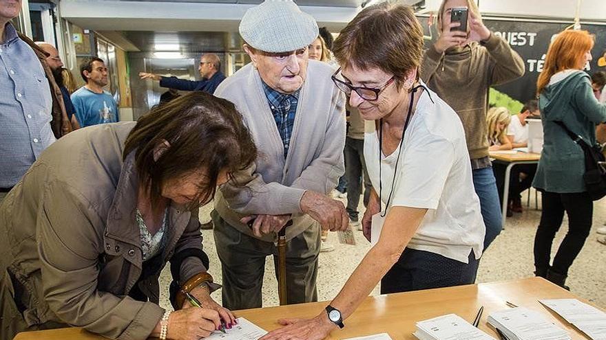 Varias personas durante el referéndum independentista del 1 de octubre.