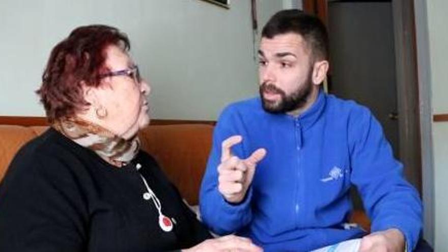 Un responsable explica a una senyora com s&#039;ha de fer servir el dispositiu.