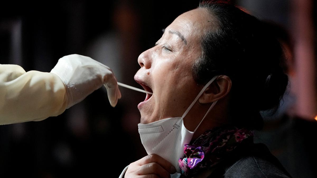 China alcanza un récord diario de casos de COVID