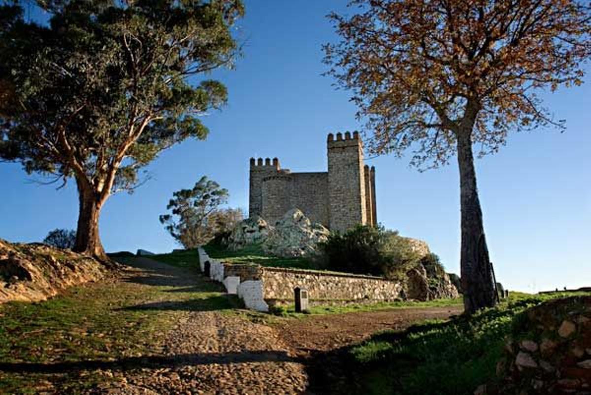 Ponerse en la piel de los caballeros medievales durante el recorrido por la Ruta de los Castillos de Huelva.