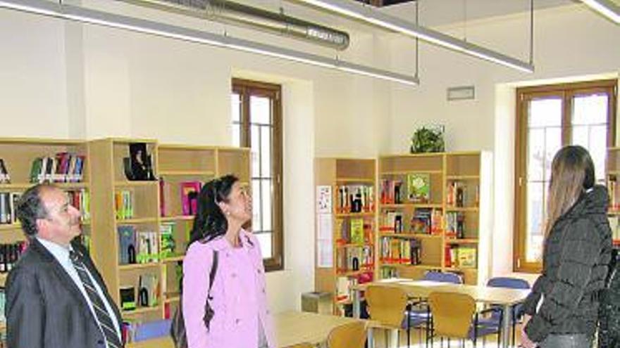 El alcalde, Avelino Sánchez junto a la edil de Cultura, ayer, en la biblioteca.