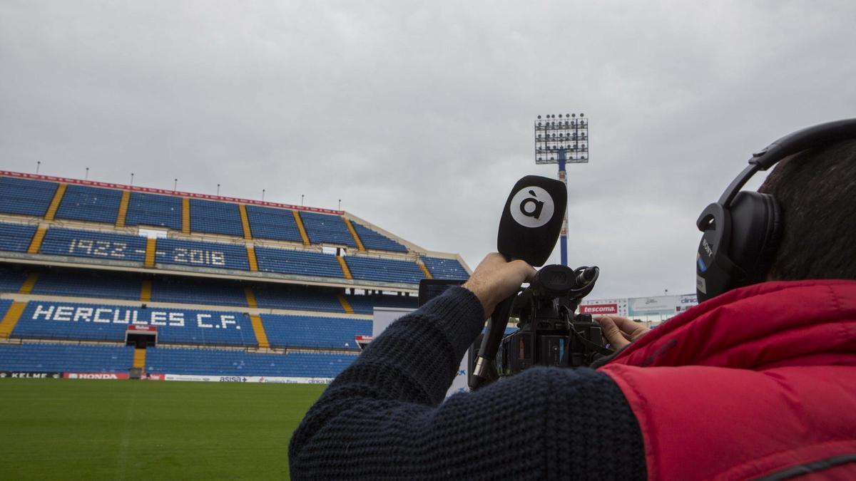 Un trabajador de À Punt, en el Rico Pérez, en 2018.