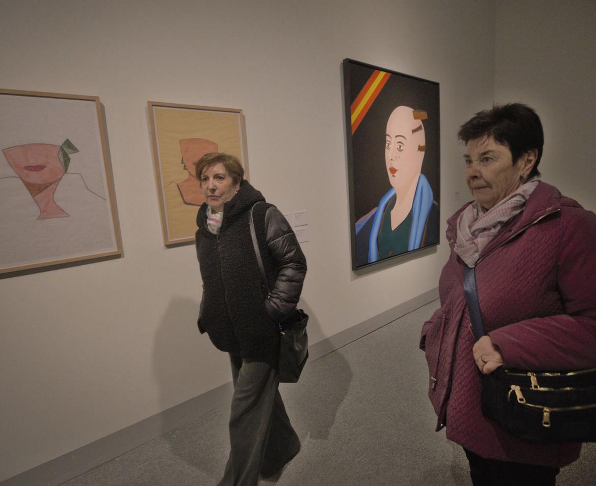 Dos técnicos cuelgan una de las «Tinas» en la exposición de Eduardo Arroyo. | LUISMA MURIAS