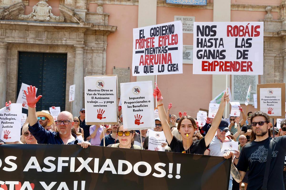 Los autónomos valencianos toman el centro de València para reclamar una legislación propia Los autónomos valencianos toman el centro de València para reclamar una legislación propia