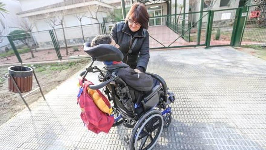 Toñi lleva a su hijo Manuel al colegio de Educación Especial de Orihuela donde estudia.