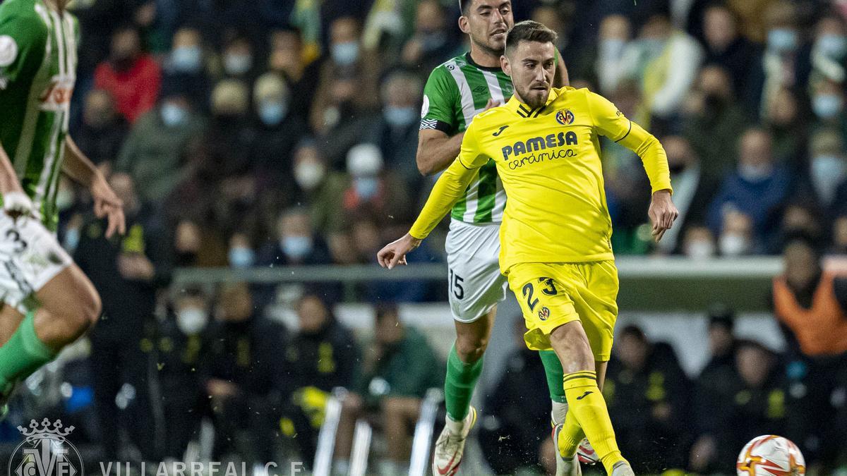 Moi Gómez controla el balón ante la presión de los jugadores locales.