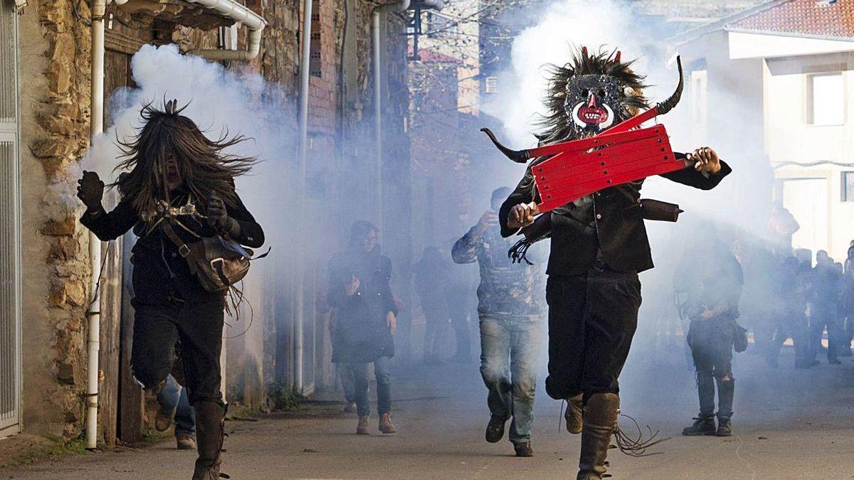 Los Carochos, la mascarada de invierno de Riofrío de Aliste, en las calles de la localidad.