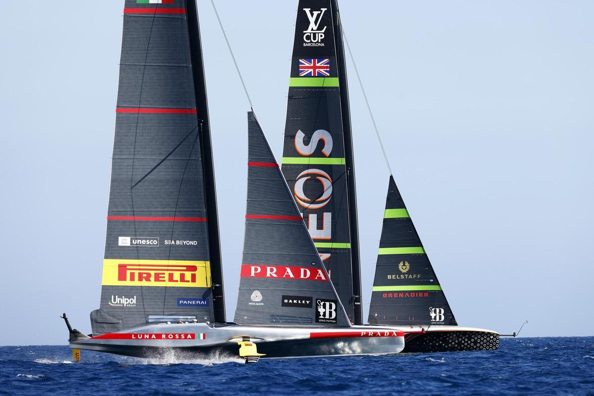 El 'Britannia' y la 'bala plateada' de británicos e italianos compiten en la final de la Louis Vuitton Cup, este lunes.