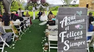 De la Torre Eiffel al Castillo de San Cucao: la boda de Alejandro y Andrea, amigos de infancia de Gijón que se casaron en Llanera