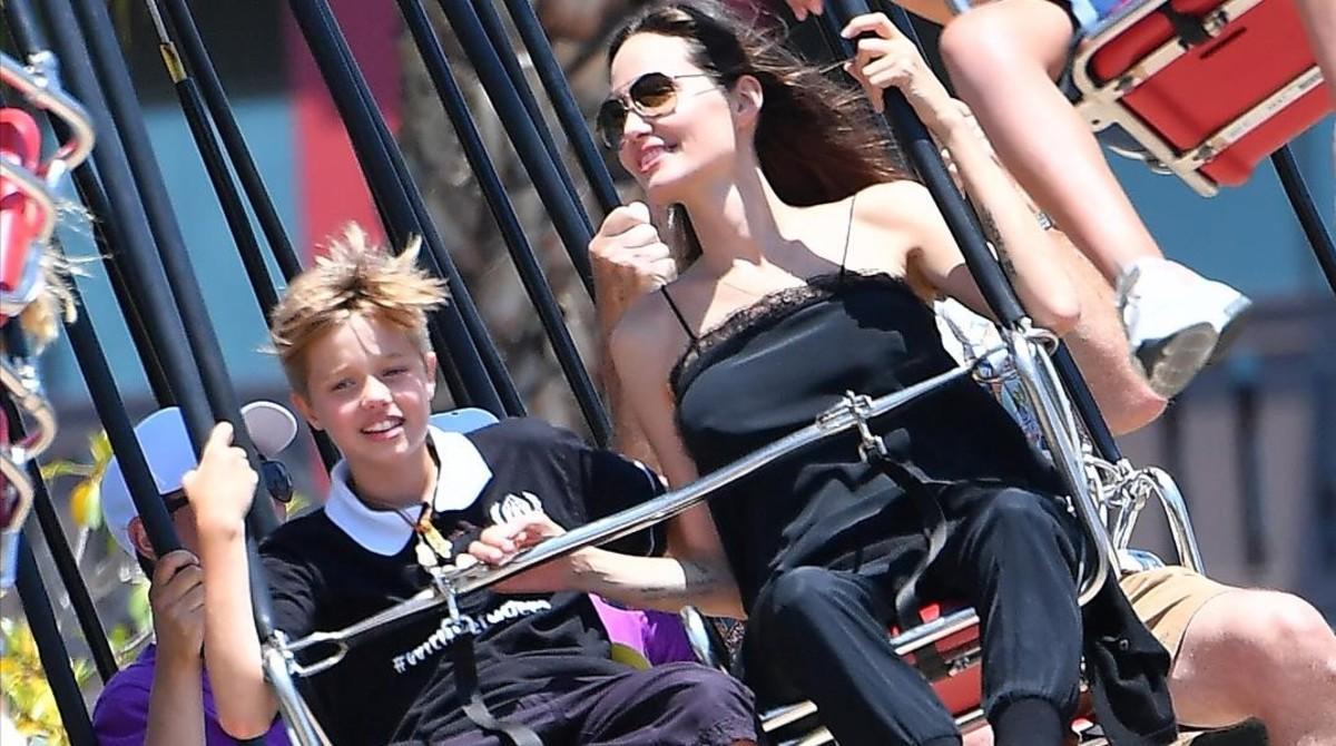 zentauroepp39281210 actress angelina jolie and shiloh jolie pitt in disneyland  170713181617