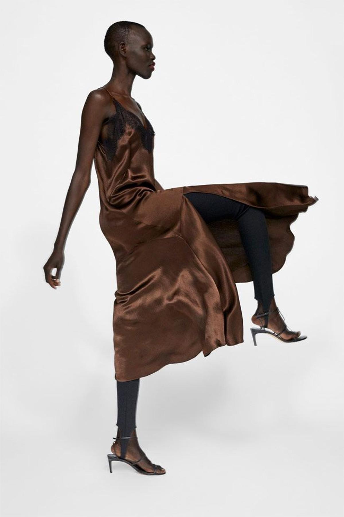 Leggings fuseau de Zara combinados con vestido lencero
