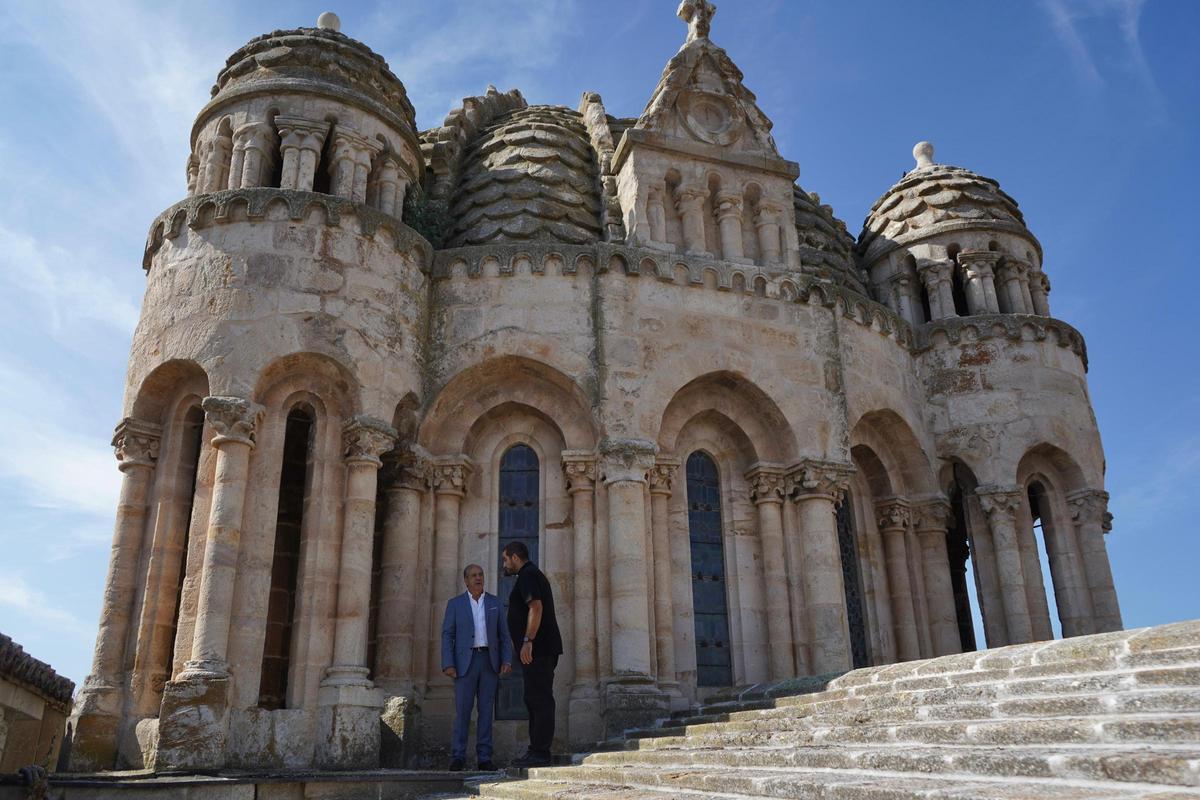 El director de Caja Rural de Zamora, Cipriano García, conversa con el sacerdote y canónigo de la seo, Pedro Faúndez Mayo.