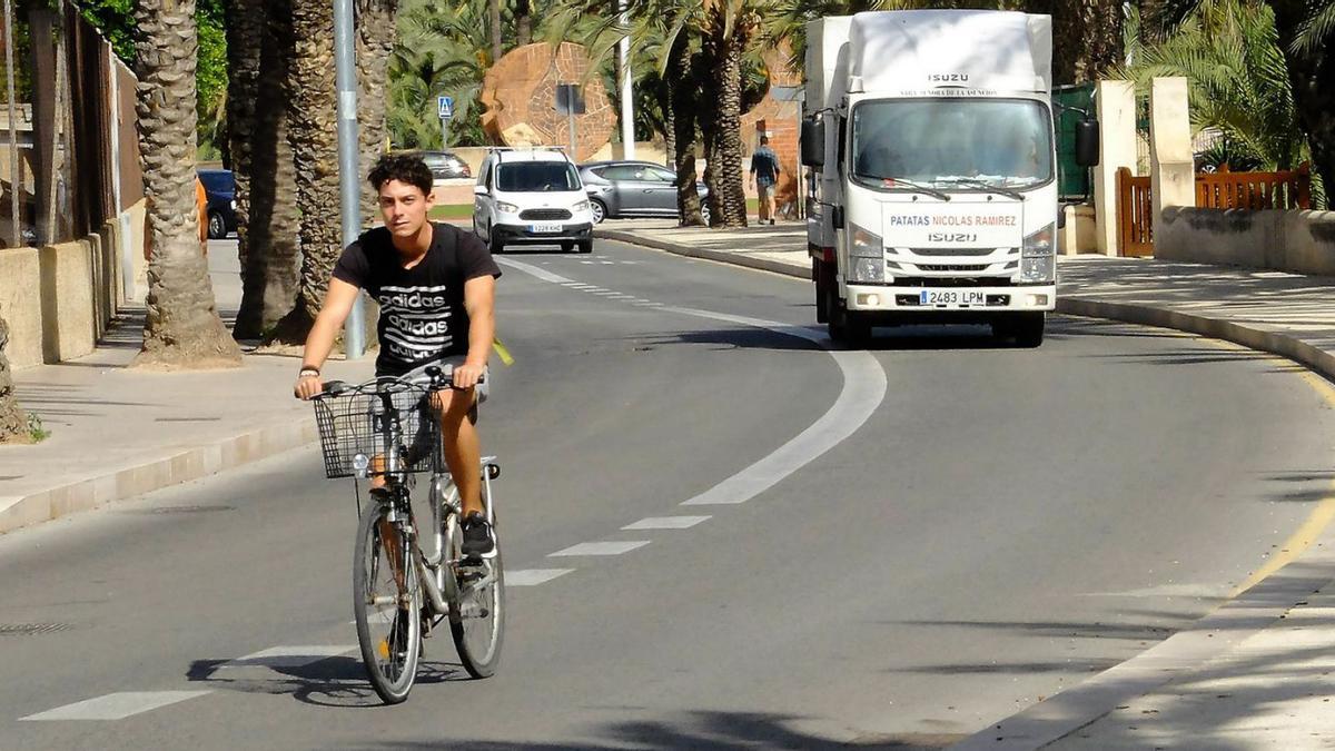 Un ciclista circulando por Elche, que en unos días podrá dejar su bici en el nuevo habitáculo. | MATÍAS SEGARRA