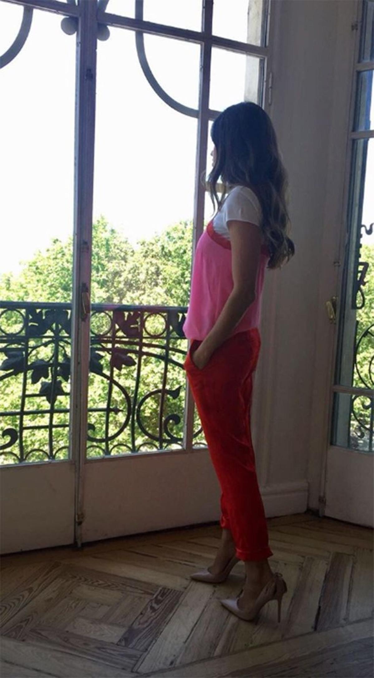 Sara Carbonero con pantalón rojo y blusa rosa fucsia