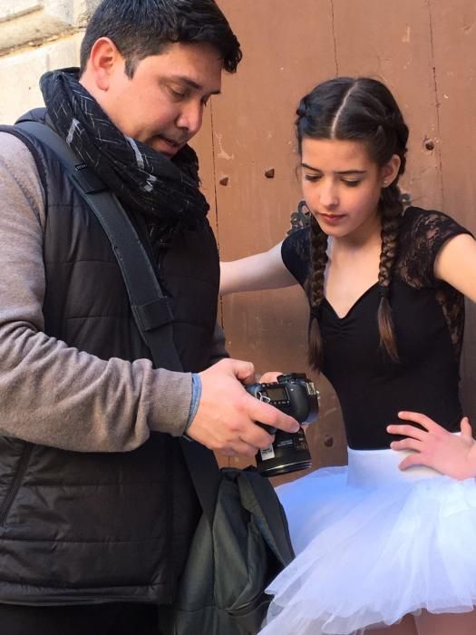 Beto Pérez mostra fotografies acabades de fer a una de les ballarines participants en el projecte