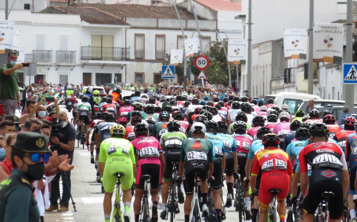 El pelotón en Monesterio, donde arrancó la Vuelta a Extremadura.