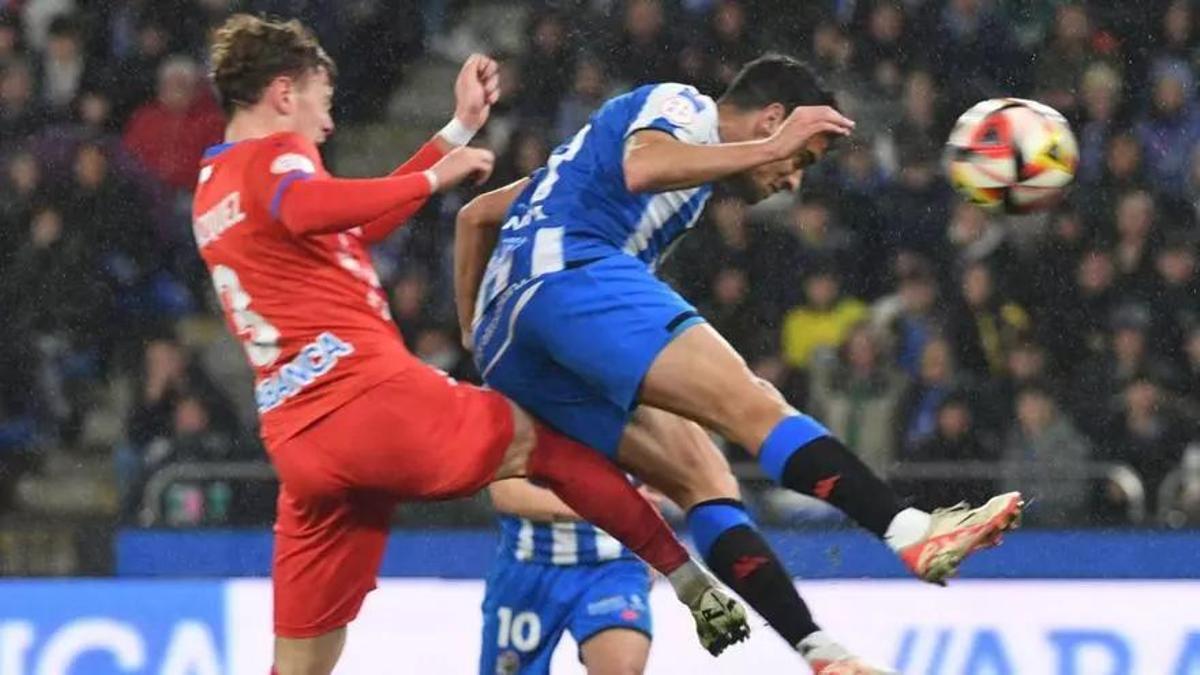 Davo remata de cabeza un centro de Lucas Pérez para poner el tercer gol del partido.