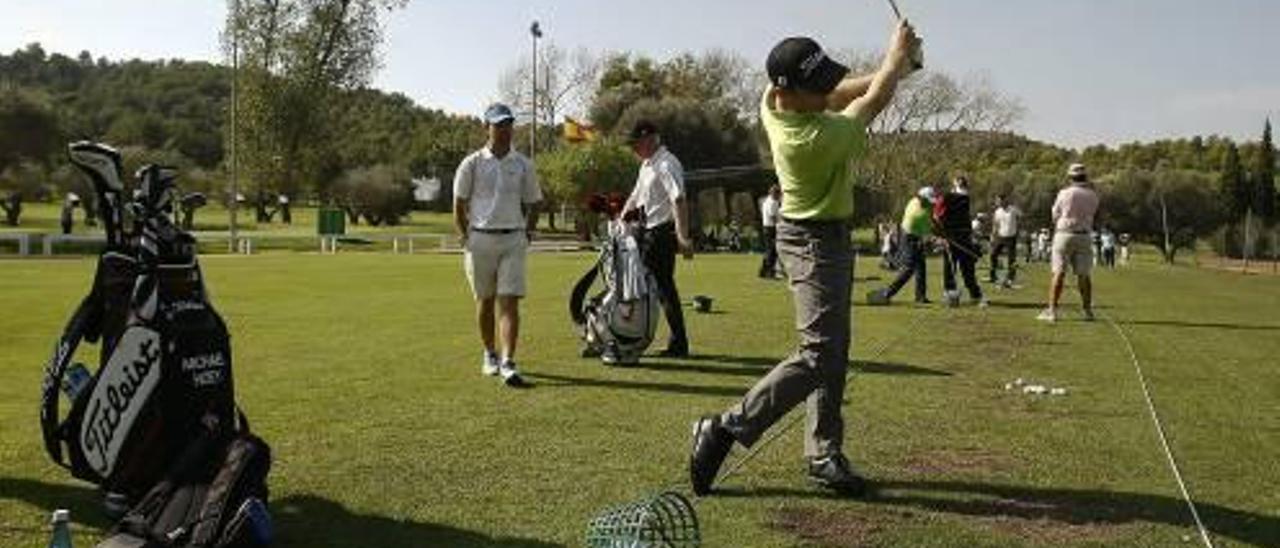 Jugadores de golf practicando en el Club de Campo Mediterráneo de Borriol.