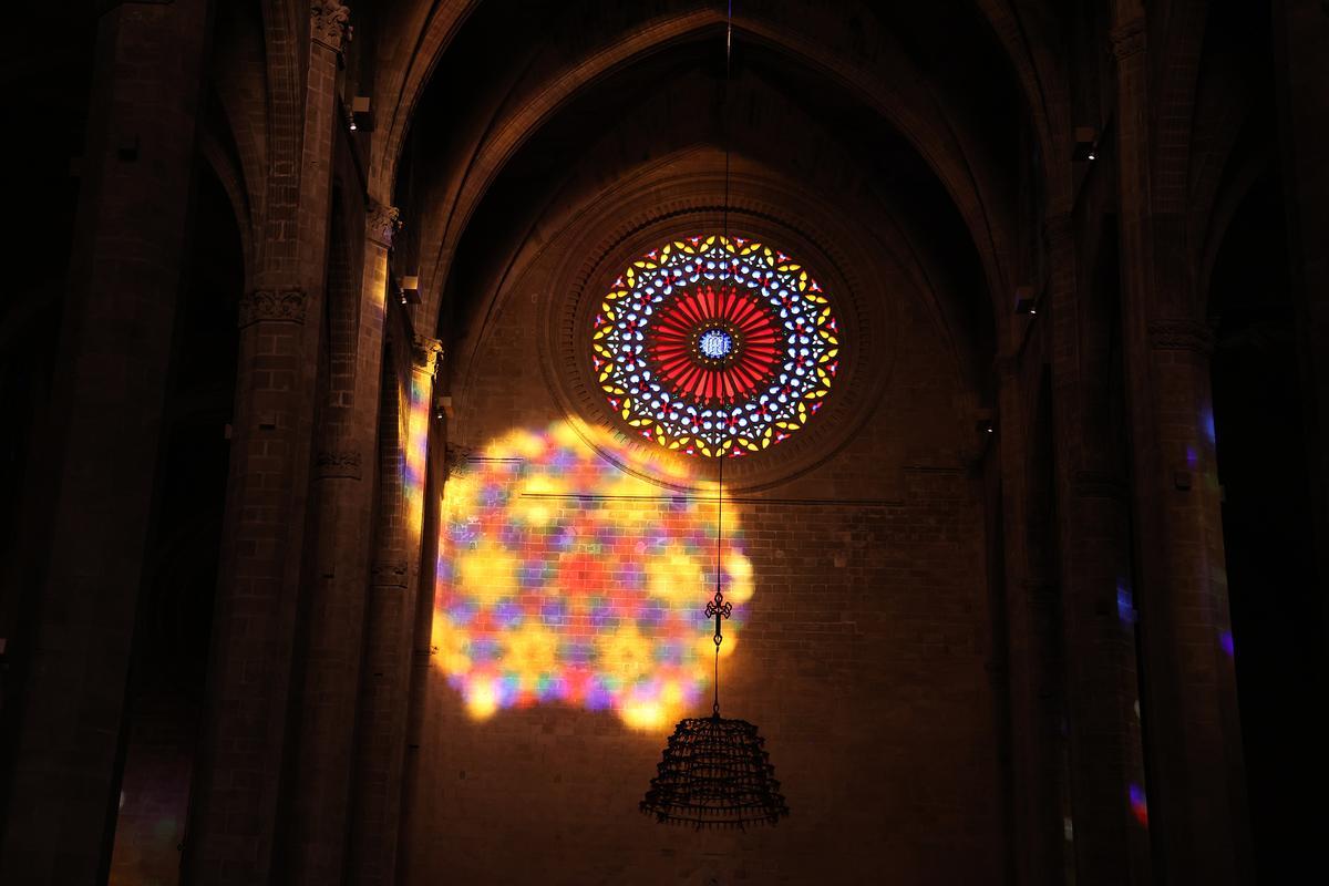 La Fiesta de la Luz en la catedral de Mallorca, un espectacular fenómeno lumínico que se produce dos veces al año cuando la luz del sol atraviesa el rosetón mayor, recorre el interior del templo y se proyecta en la pared de enfrente