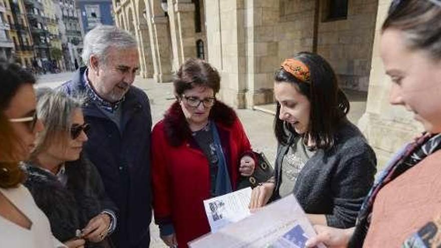 Raquel Castro y Cristina Pérez explican las reglas del juego al primer equipo.