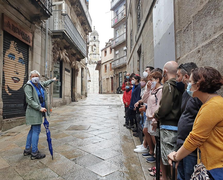 Un grupo de turistas durante una visita guiada por Vigo.