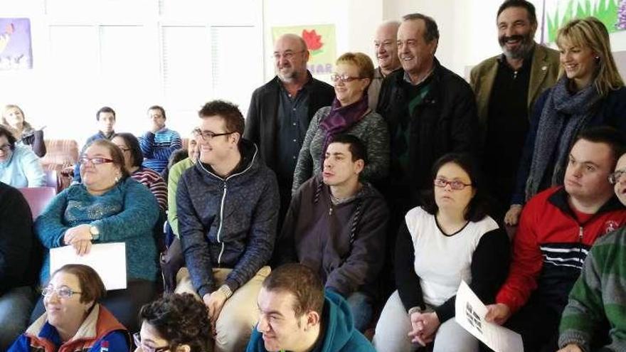 Los jóvenes recibieron los diplomas. // L.F.