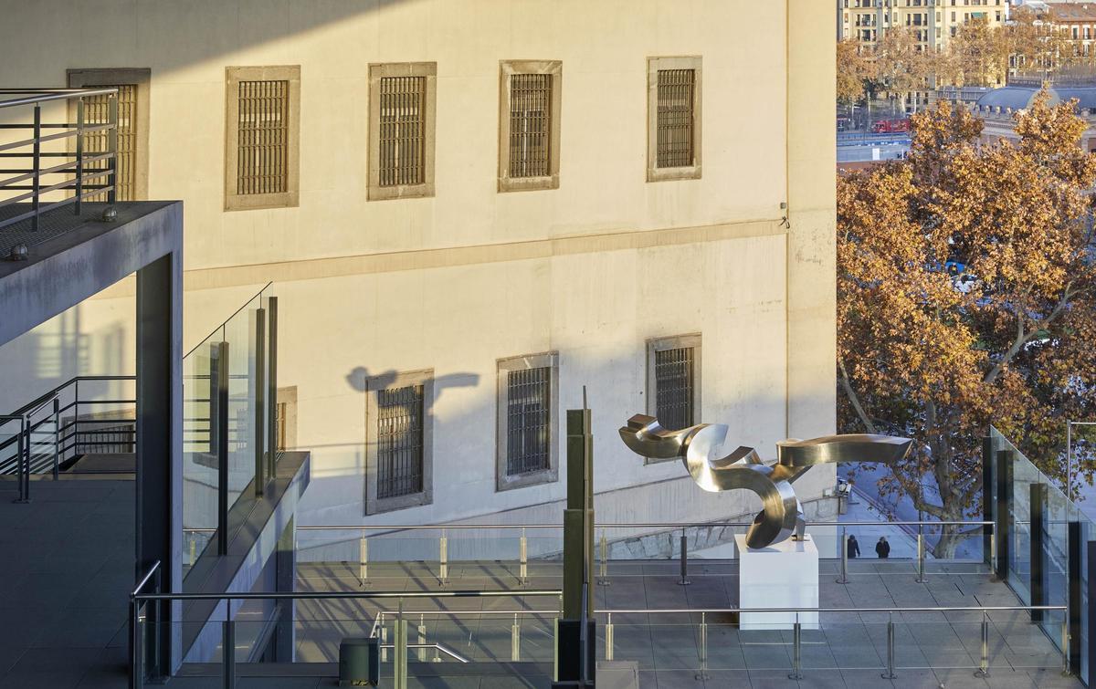 La escultura de Martín Chiniro, en la terraza baja del Nouvel.