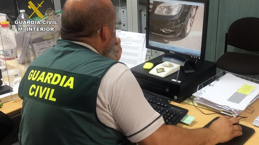 Un agente de la Guardia Civil, durante las pesquisas