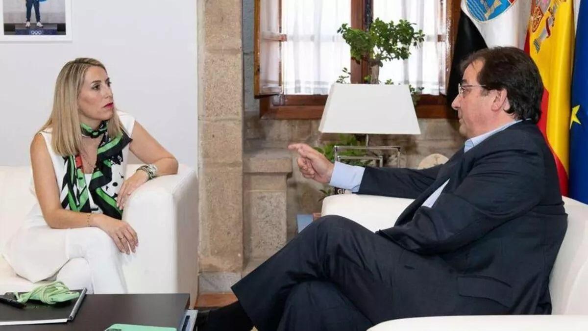 Reunión de María Guardiola y Guillermo Fernández Vara en julio de 2023.