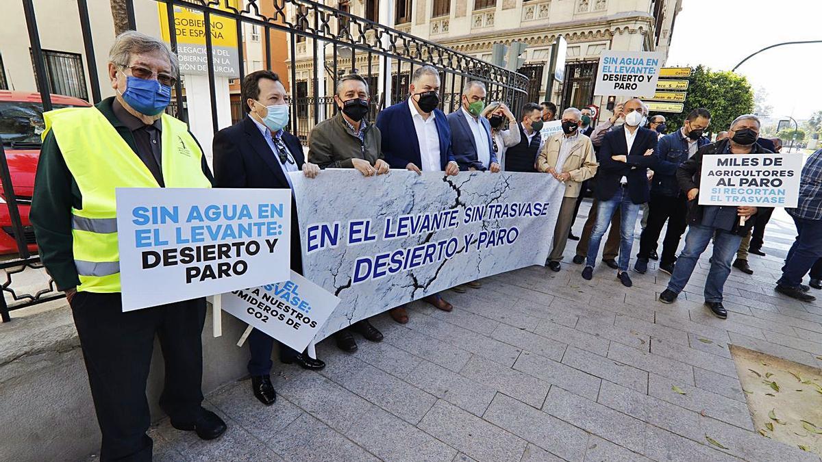 Protesta de los regantes en mayo frente a Delegación del Gobierno  | JUAN CARLOS CAVAL