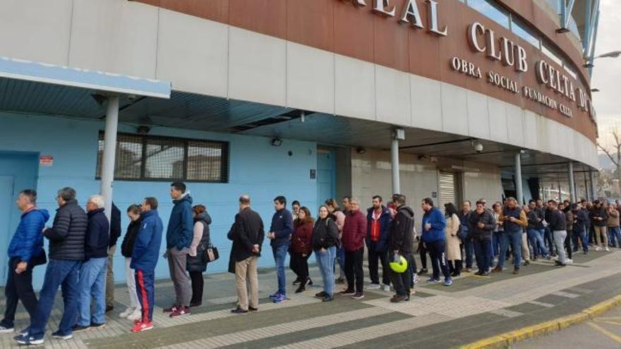 Largas colas en Balaídos para conseguir una invitación para el Celta - Sevilla