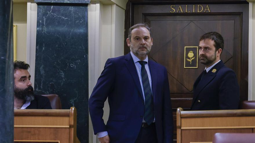 El exministro de Transportes y exsecretario de Organización del PSOE, José Luis Ábalos, junto a su escaño del Congreso en el grupo Mixto.
