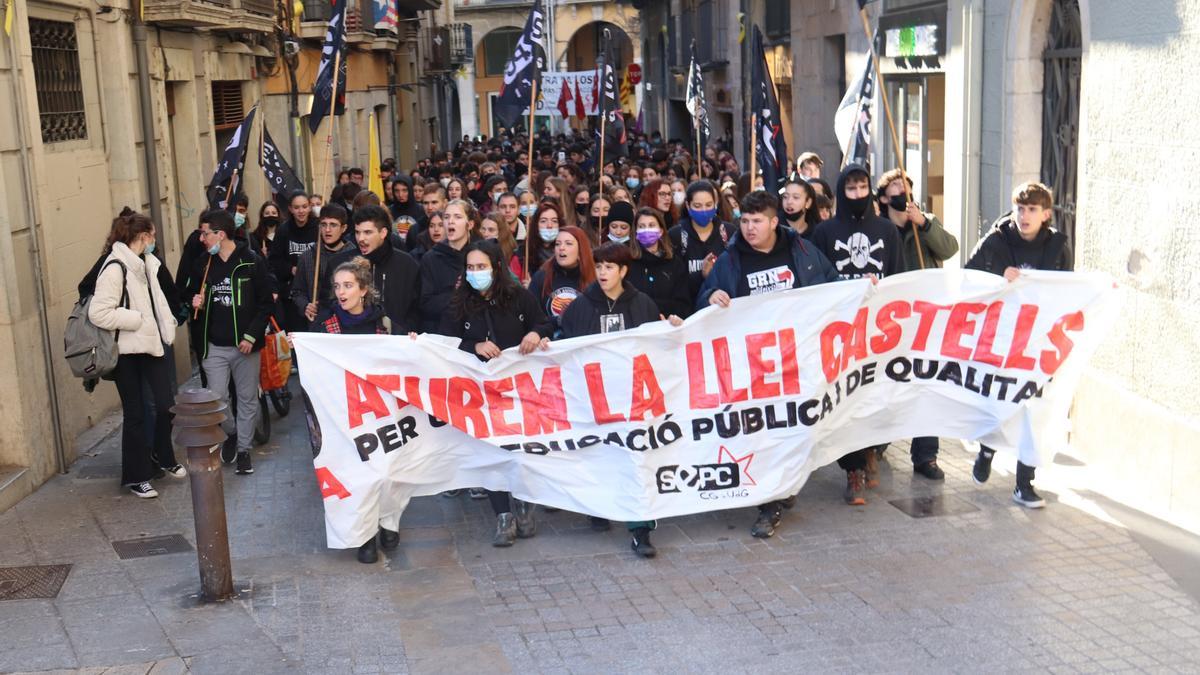 La manifestació d&#039;estudiants entrant al carrer de Santa Clara de Girona