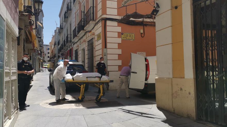 Hallan en Badajoz el cuerpo sin vida de una mujer de 51 años en su piso