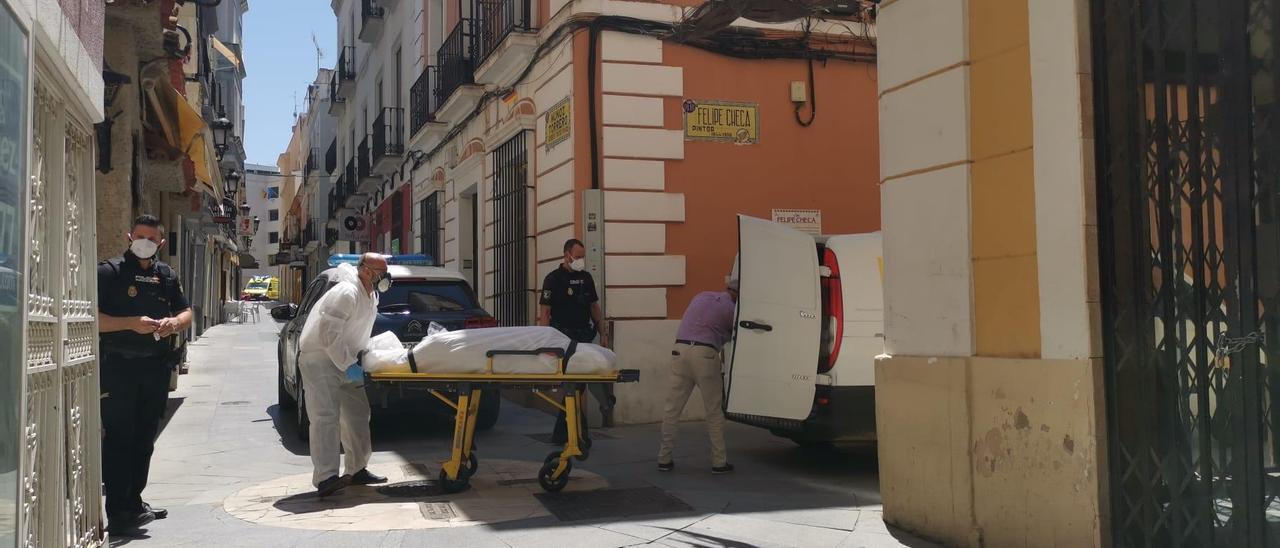 Momento en que el cuerpo es trasladado por los trabajadores del Instituto de Medicina Legal.