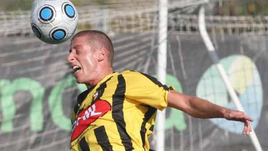 Cés, del Rápido, despeja un balón de cabeza durante un partido del conjunto vigués.