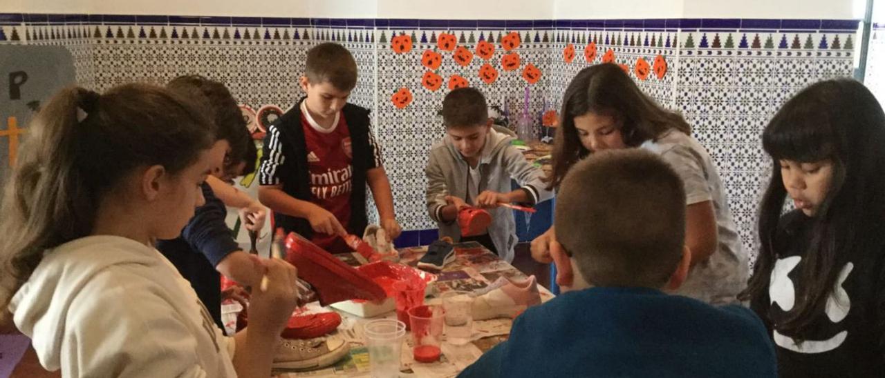 Alumnado del CEIP San Lorenzo de Córdoba trabaja en su campaña de ‘Zapatos Rojos’.