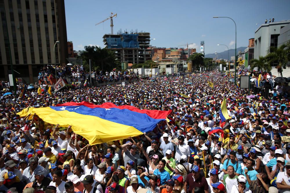 Miles de venezolanos salen a la calle para apoyar a Guaidó