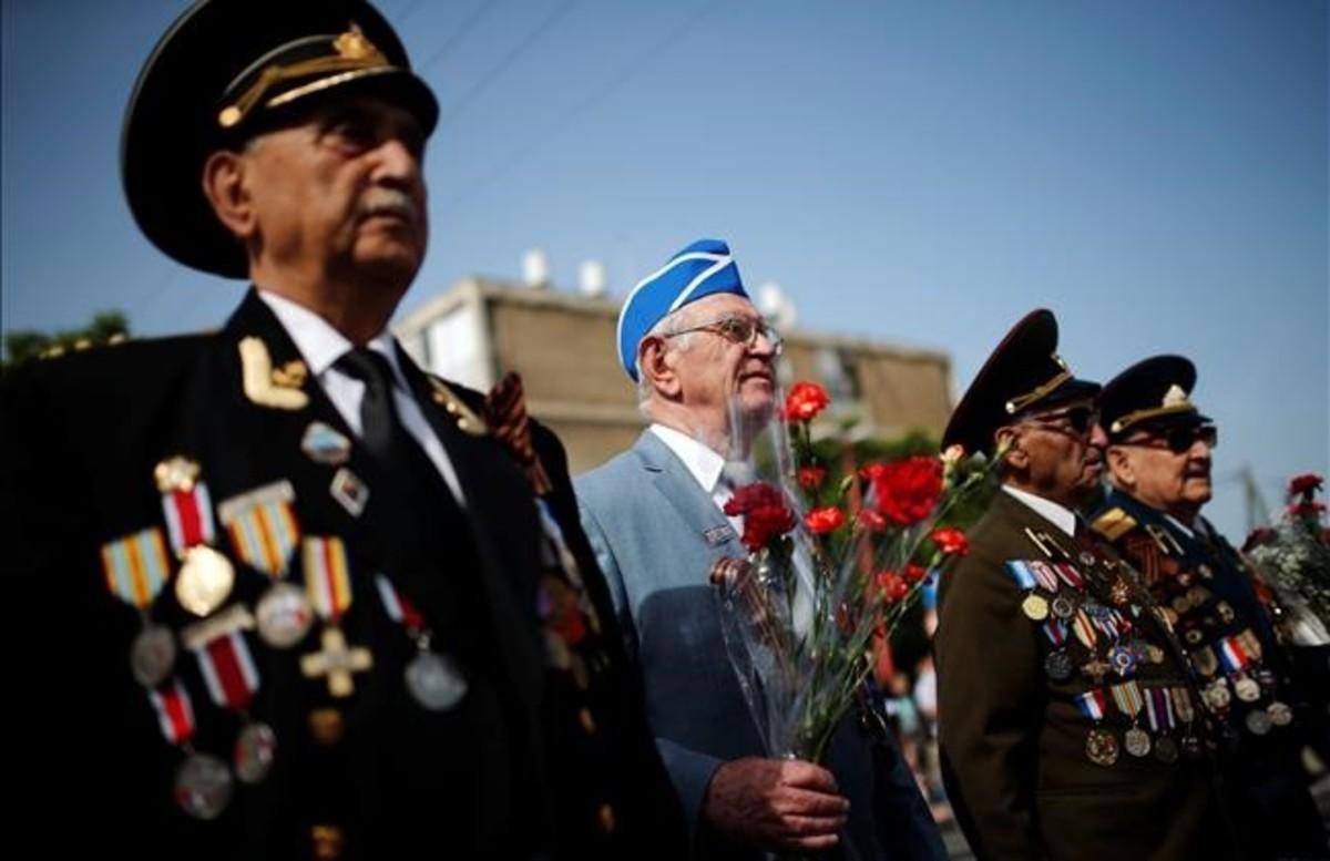 Dos veteranos durante el desfile.
