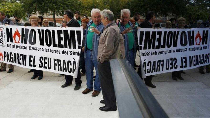 Contrarios a la planta Castor, a las puertas de los juzgados