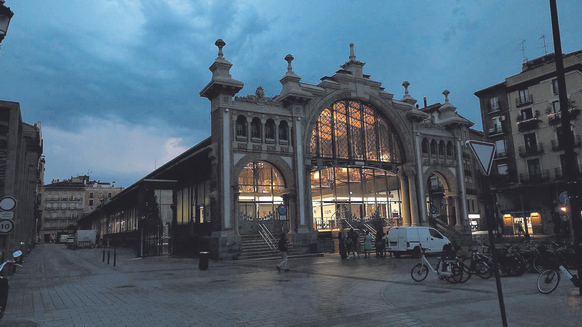 El Mercado Central de Zaragoza, con su iluminación exterior apagada desde la entrada en vigor del decreto de ahorro energético.