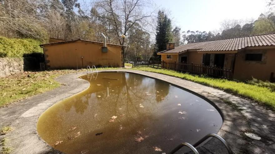 Piscina del complejo deportivo. |   // SANTOS ÁLVAREZ