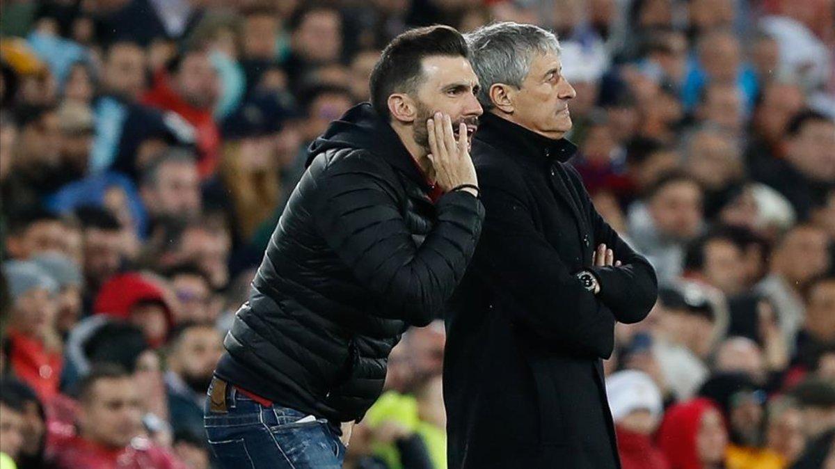 Sarabia dando instrucciones durante el clásico