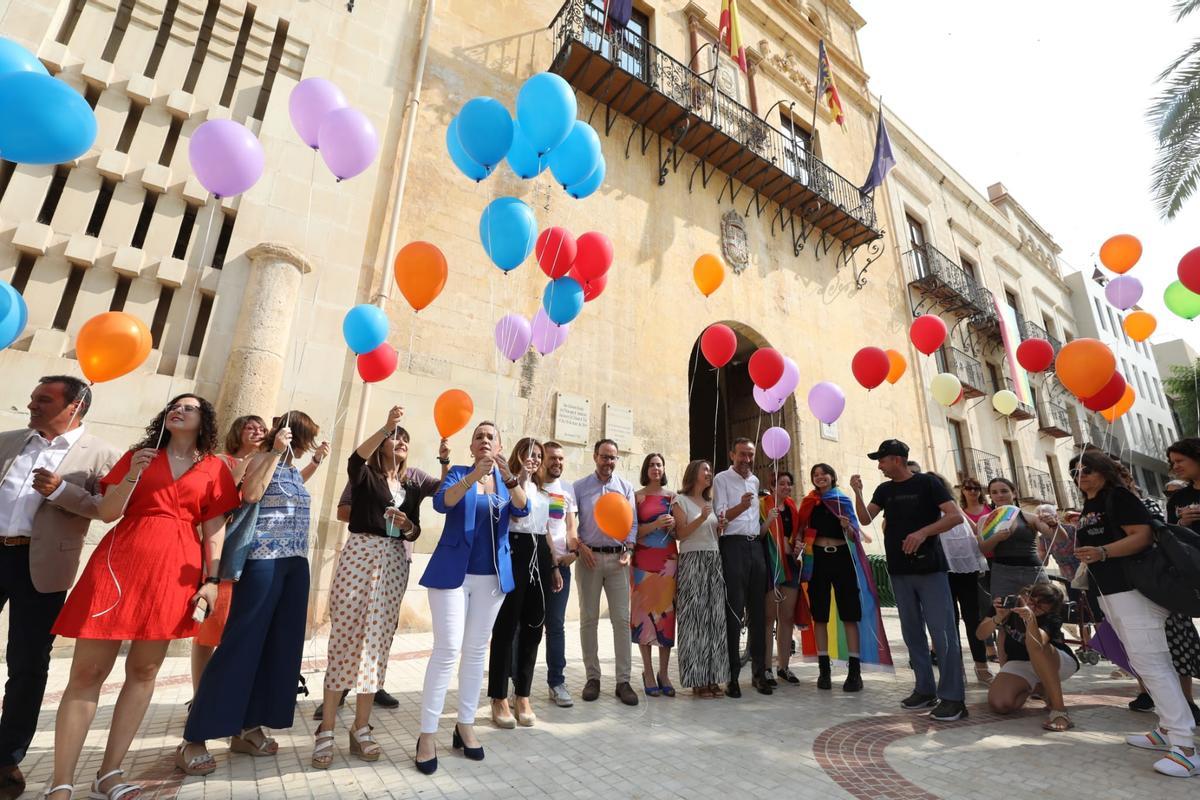 Suelta de globos en la Plaça de Baix con los grupos políticos
