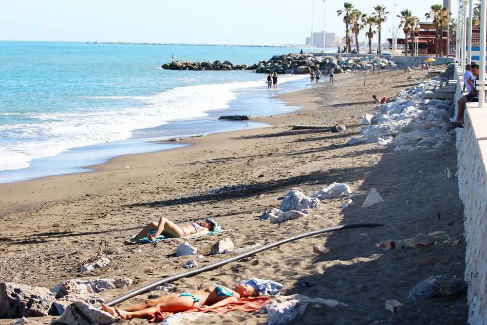 Los vecinos del barrio de Huelin se quejan del mal estado de la playa y piden responsabilidades al Ayuntamiento de Málaga